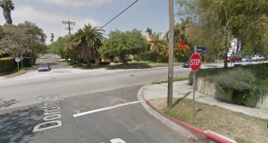 Kreuzung Dorothy Street und South Bundy Drive: An diesem Stopschild hielt Francesca Harman um 22.22 Uhr an X = Tatort von dichten Büschen und Bäumen verdeckt